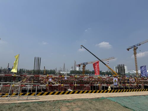 latest company blog about Film Faced Plywood Drives Infrastructure Construction with Double the Pours and Zero Surface Defects